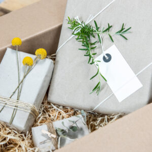 Geschenke nachhaltig verpackt im Karton